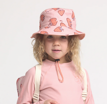 REVERSIBLE BUCKET HAT Strawberry Splash